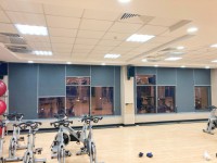 Серые рулонные шторы для фитнесс центра